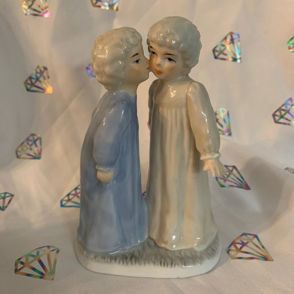 Vintage Giftcraft figurines, kissing.